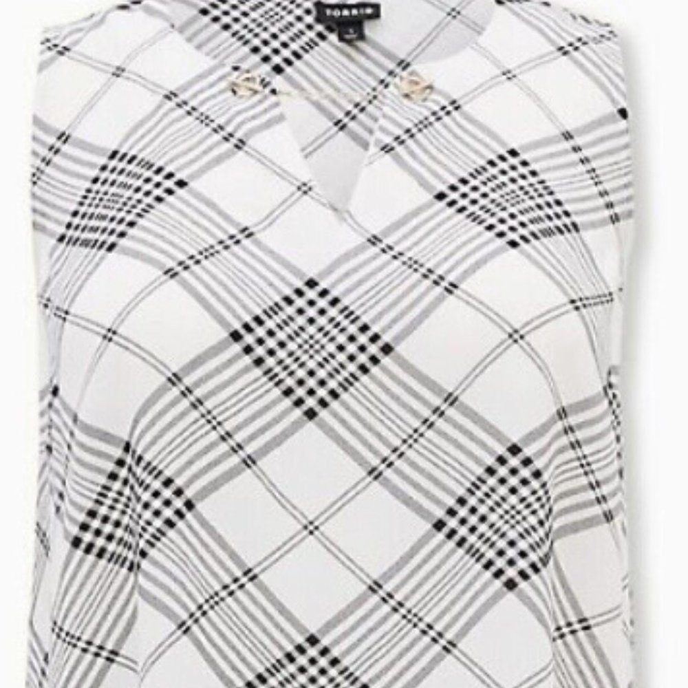 TORRID PLAID CREPE CHAIN DETAIL TANK LIKE NEW!!